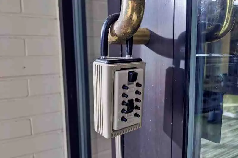 secure spare keys lock box and smart lock showing a secure spare keys plan for hosts